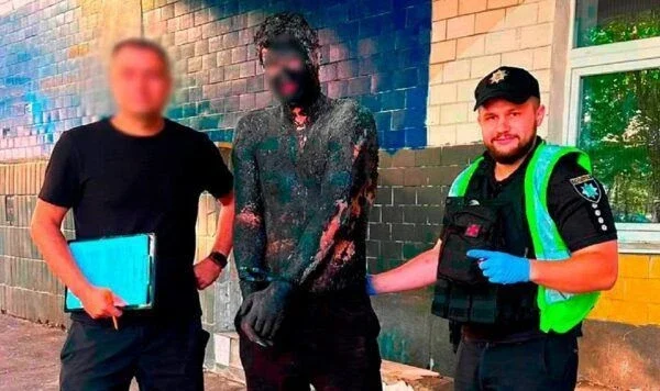 У Києві чоловік стрибнув у смолу для “непомітного” пограбування: поліція відмивала 5 годин