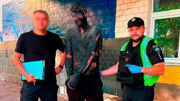 У Києві чоловік стрибнув у смолу для “непомітного” пограбування: поліція відмивала 5 годин