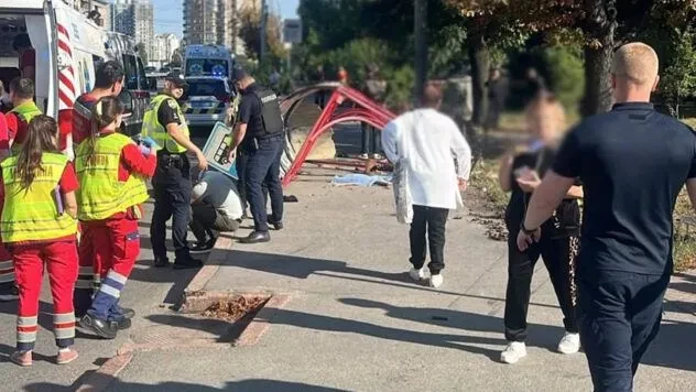 ДТП у Києві: авто в’їхало у зупинку з людьми, є загиблі та постраждалі