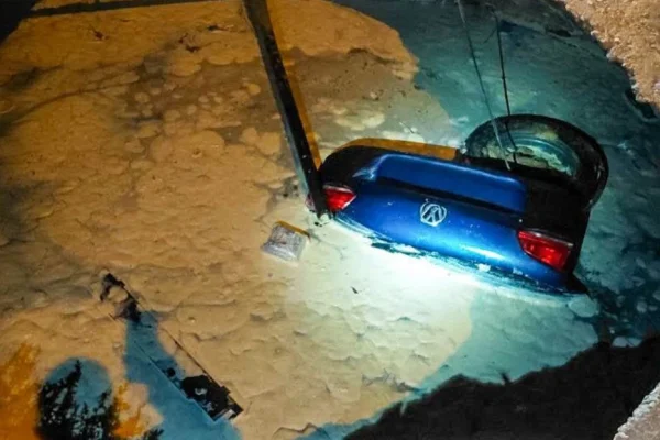 В Одесі авто під час руху провалилося під землю та пішло під воду