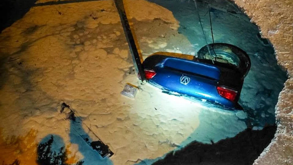 В Одесі авто під час руху провалилося під землю та пішло під воду
