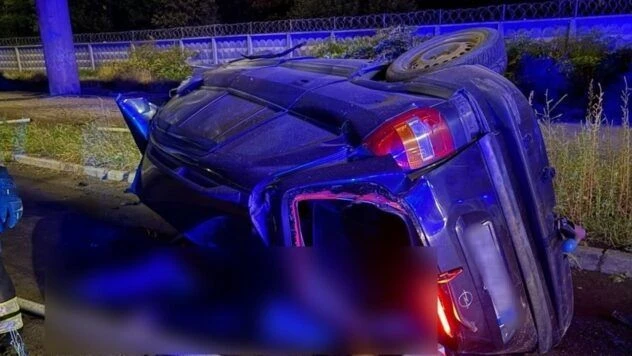 У Києві Opel упав із мосту: тіло водія витягли з-під авто